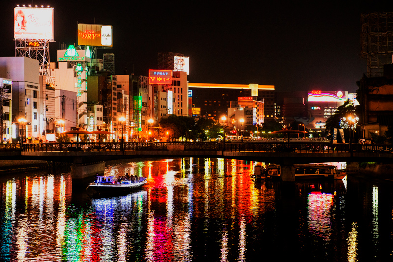 福岡市の夜景（ホールの椅子張地のデザインモチーフ）