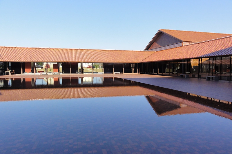 島根県芸術文化センター「グラントワ」中庭の水盤が空を映し青く見える様子