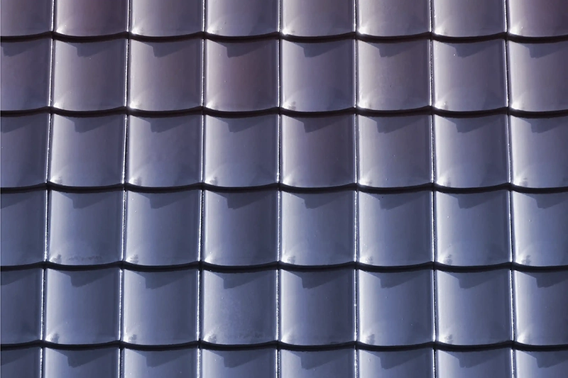 島根県芸術文化センター「グラントワ」の壁に使われている石州瓦が空を映し青く見える様子